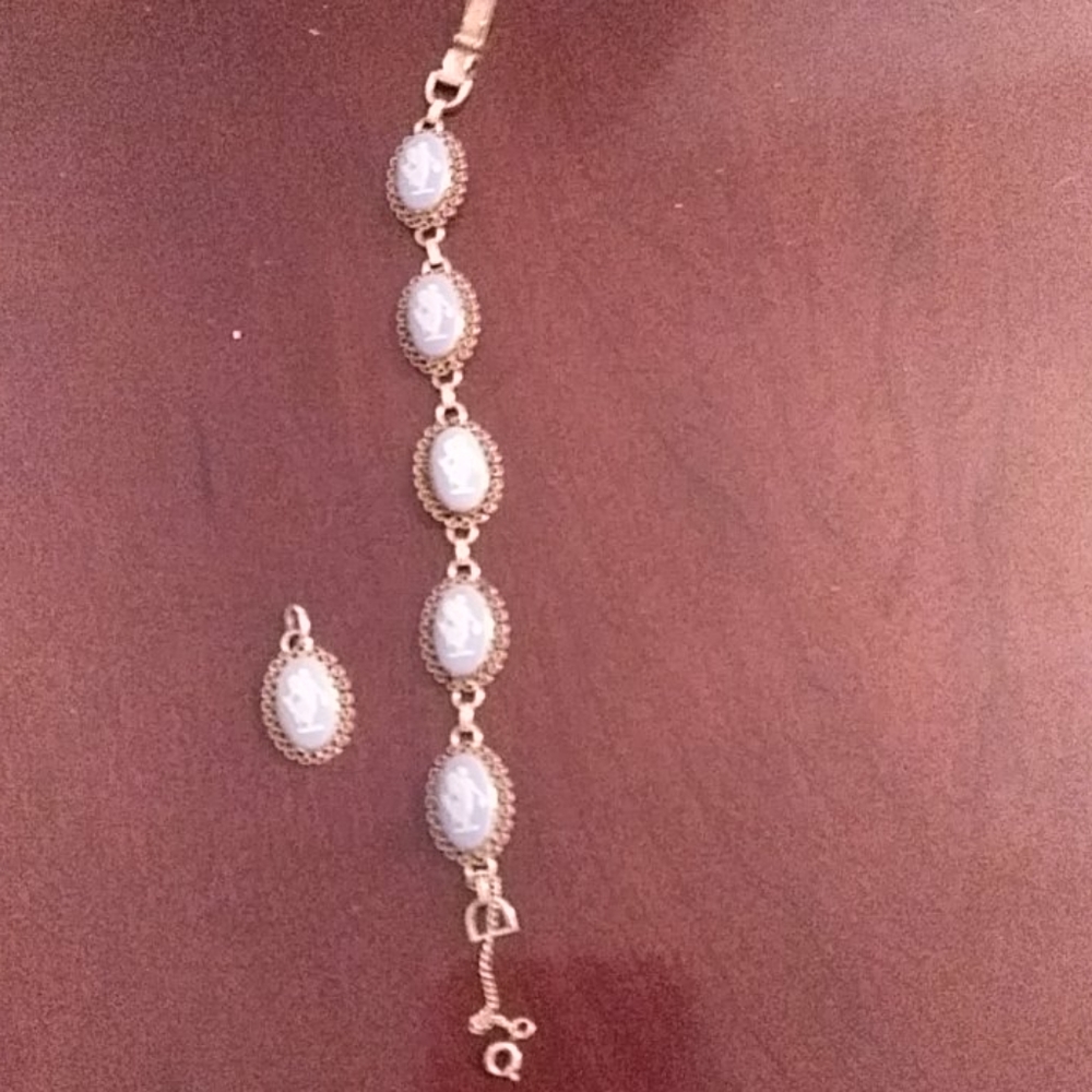 Vintage Cameo Wedgwood bracelet and pendant